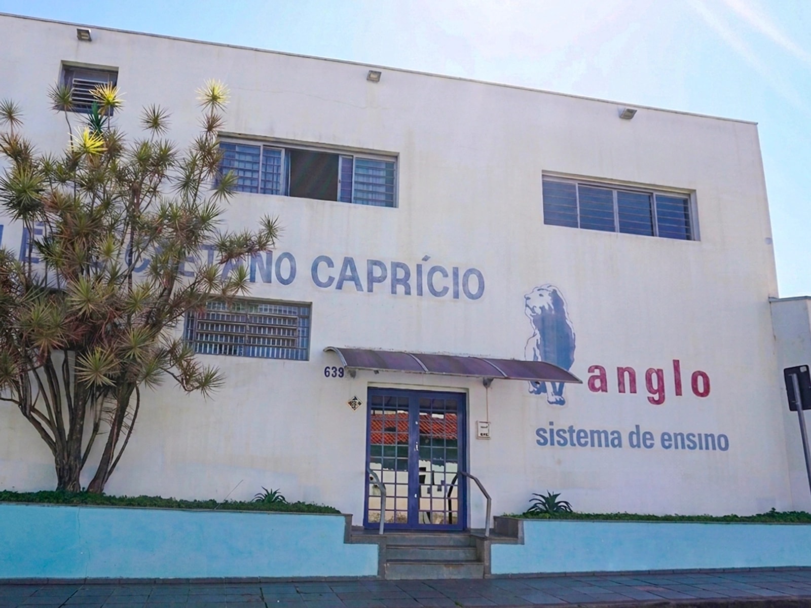 Fachada do Colégio Caetano Caprício