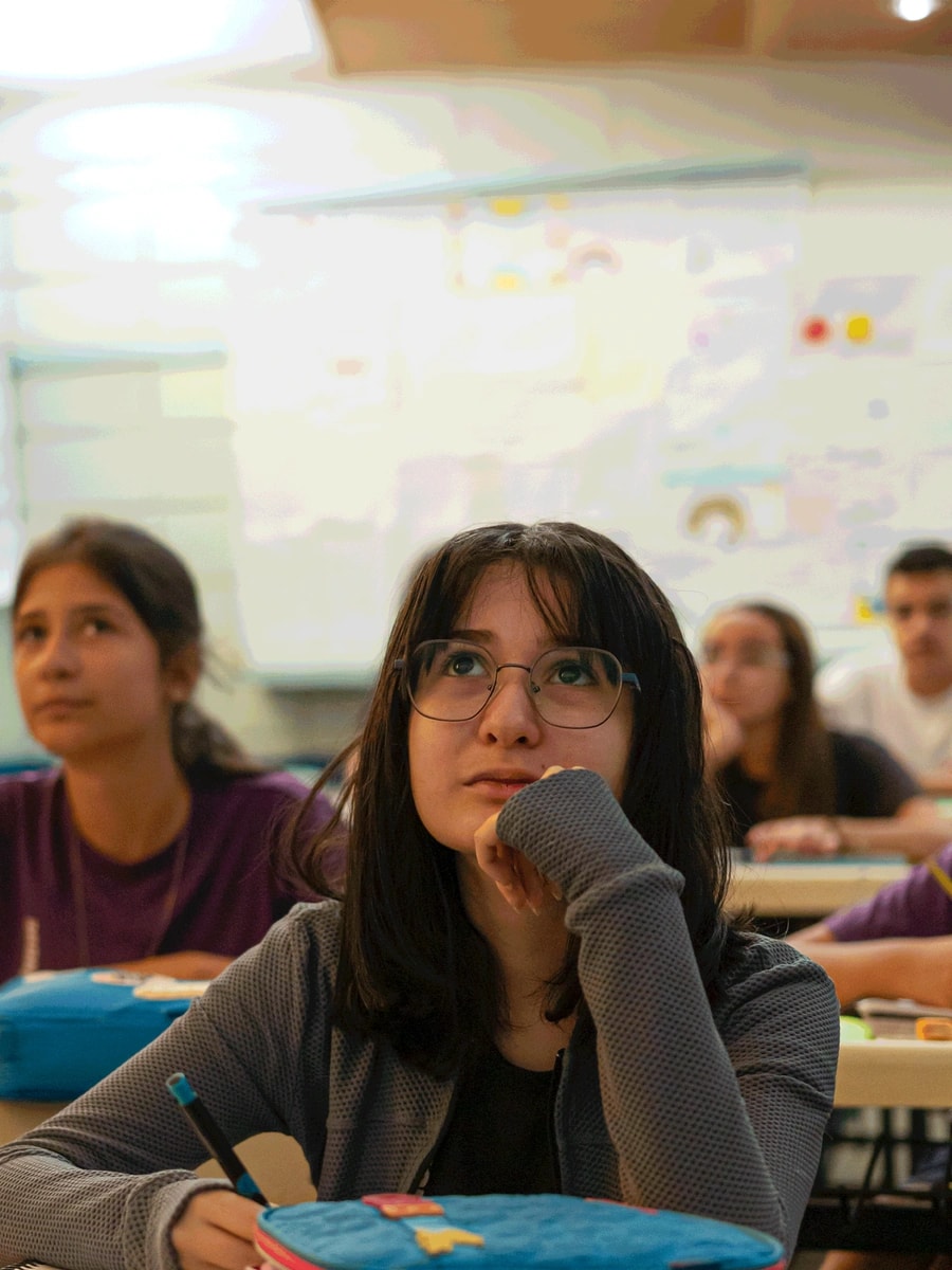 Aula de inglês, crianças em semicírculo ao redor da professora