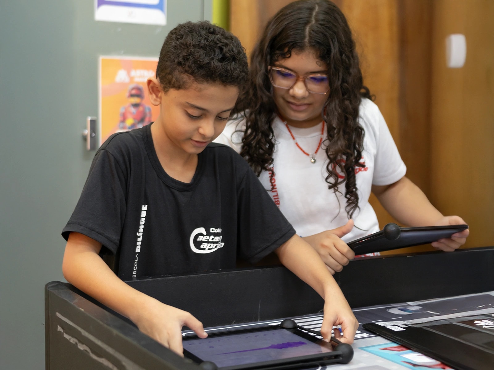 Alunos trabalhando na bancada do laboratório de robótica