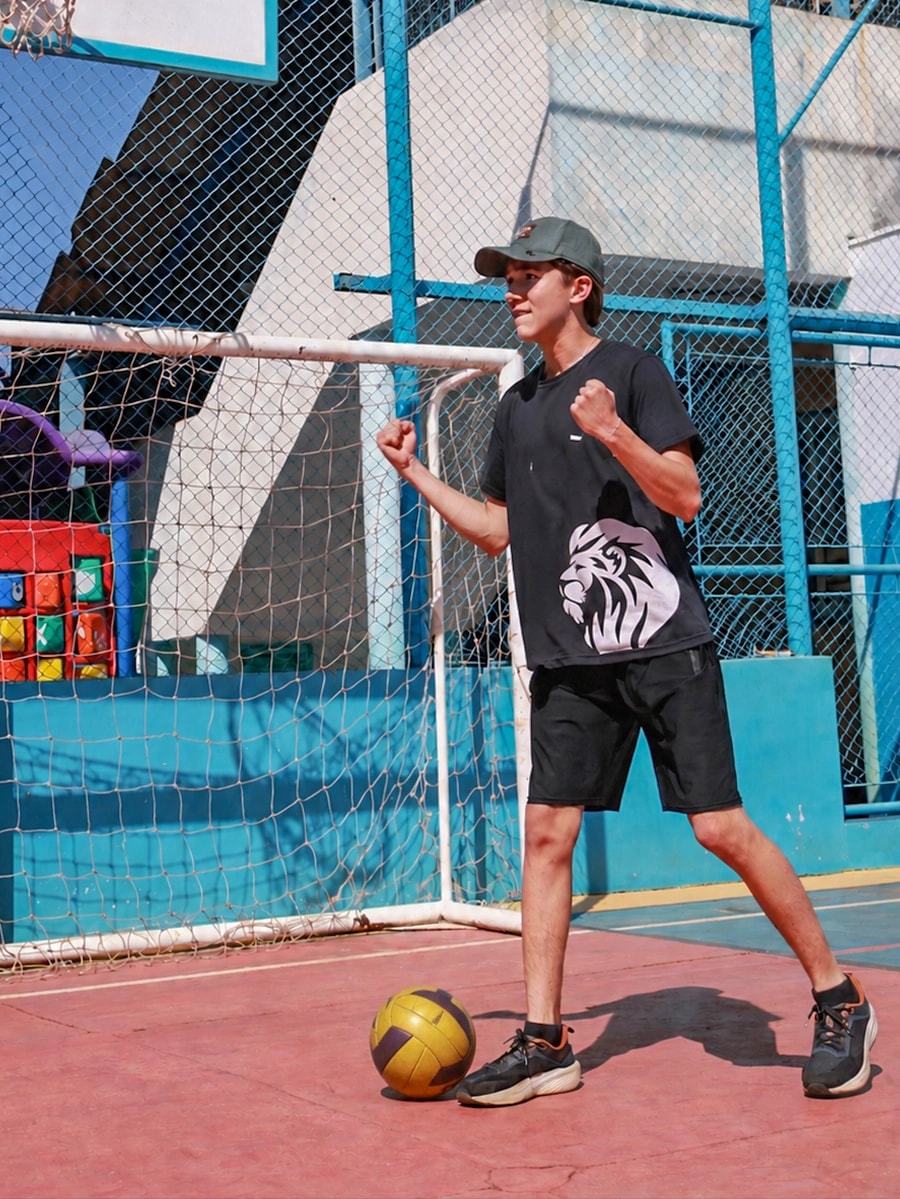 Aluno comemorando resultado em atividade esportiva na escola